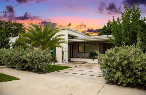 Buena Vista House | Villa Milan - Billiards Terrace w Grill Smart TV
