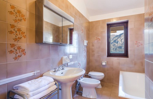 Limonta House | Villa near Bellagio, with stunning lake view, garden and private parking