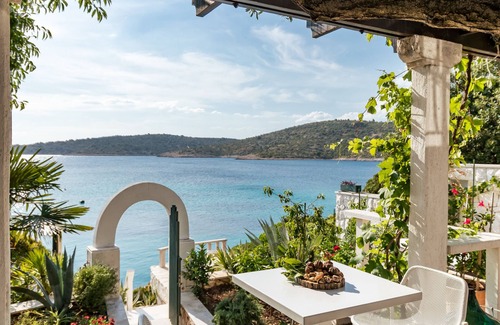 Dvornica House | Villa near Trogir - private beach, bbq, parking, turqouise sea, boat rental :)