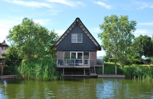 Makkum Villa | Villa on the water with sauna in Friesland