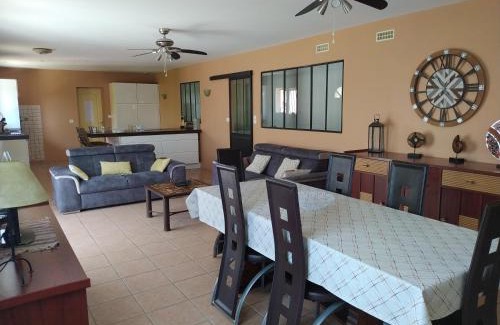 Pouzolles Villa | Villa plain-pied avec piscine californienne privée