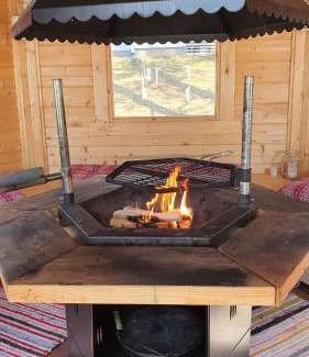 Taivalkoski Ski Chalet | Villa Salme lemmikkiystävällinen mökki Taivalkoskella Jokijärven rannalla