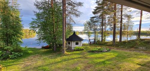 Taivalkoski Ski Chalet | Villa Salme lemmikkiystävällinen mökki Taivalkoskella Jokijärven rannalla