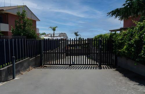 Aci San Filippo Villa | Villa Sant'Anna Modern