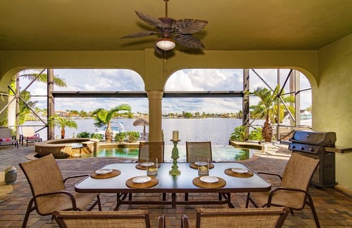Eight Lakes House | Villa Southern Shores - Luxury Waterfront Escape with Heated Pool/Spa