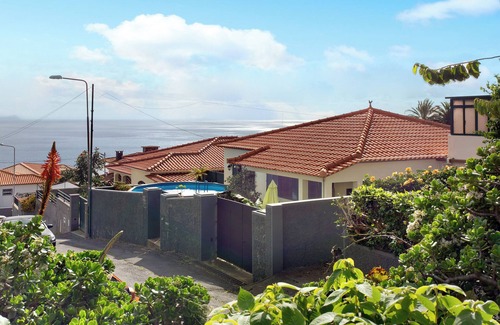 Garajau Villa | Villa 'Suites Pinto Coelho' with Sea View, Private Pool and Wi-Fi