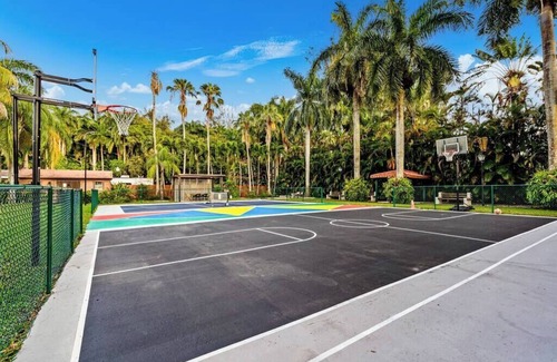 Golden Glades Villa | Villa Sultan | Luxe | Pickleball & Basketball