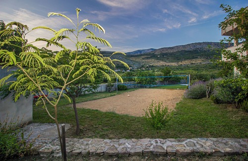 Tugare House | Villa Ume - sauna, swimming pool, volleyball court and ping pong