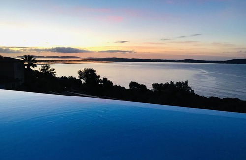 Carqueiranne House | Villa vue mer Exceptionnelle , Piscine à Débordement Face à Giens
