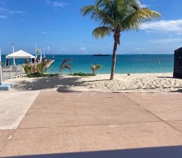 Cul de Sac Villa | Villa vue sur Pinel piscine jacuzzi