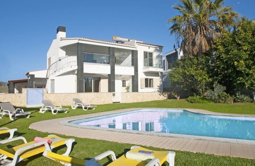 Branqueira Villa | Villa w/heatable pool, BBQ & private annexes