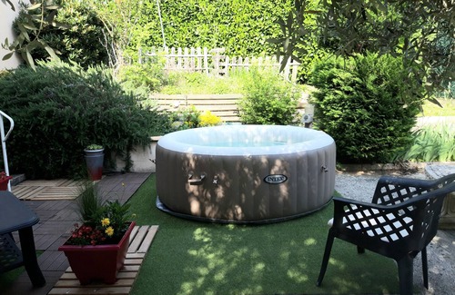 Cahors House | Villa with garden in residential area