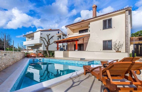 Valdebek Villa | Villa with pool and terrace with barbecue