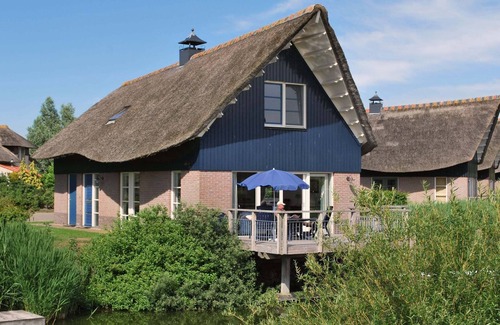 Makkum Villa | Villa with terrace on the water in Friesland