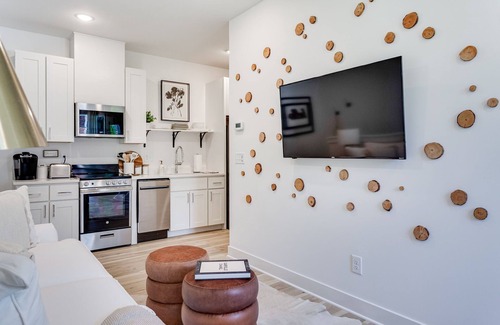 University Park Apartment | Village View- walkable to NC State & Cameron Village -Pet Friendly