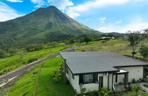 Arenal Hot Springs Villa | Villas Jawara ! Un Volcán en su Jardín !