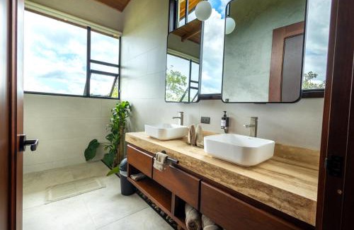 Arenal Hot Springs Villa | Villas Jawara ! Un Volcán en su Jardín !