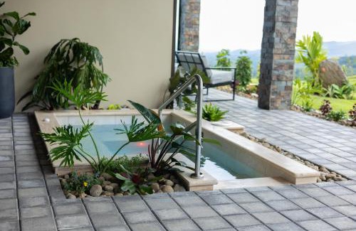 Arenal Hot Springs Villa | Villas Jawara ! Un Volcán en su Jardín !