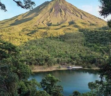 Arenal Hot Springs Villa | Villas Jawara ! Un Volcán en su Jardín !