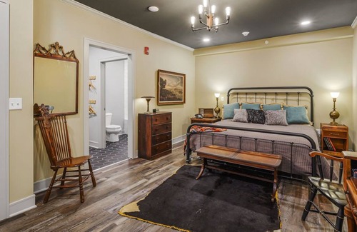 Parkville Apartment | ✰Vintage Charm✰ King Bed & Great Bath✰Main Street