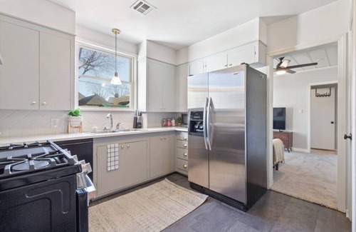 Tulsa House | Vintage Chic Cottage|KS Bed|Near Expo/Downtown/TU