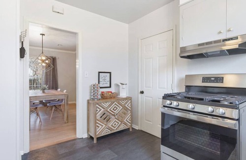 Tulsa House | Vintage Chic Cottage|KS Bed|Near Expo/Downtown/TU