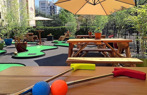 Goose Hollow Hotel | Vintage Hotel near Rose Garden, Forest Park, and Mansion! with Parking!