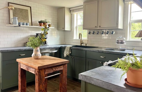 State College House | VINTAGE VIBES - HOT TUB - KING BED - COTTAGE ABODE