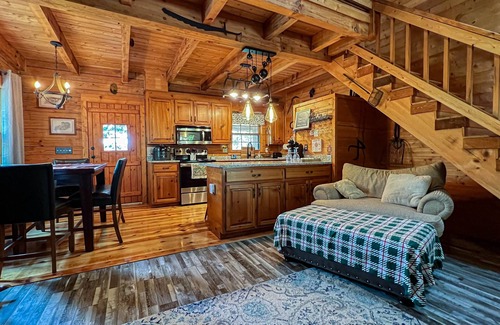Pine Mountain Valley Cabin | Visit Callaway's Fantasy in Lights with Happy’s Hideaway- Fiber Wifi and Hot tub