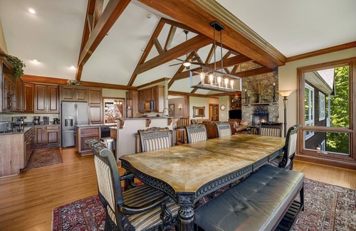 Royal Pines House | Vista View Lodge | 7BR Group Retreat + Hot Tub, Views & Biltmore Pass