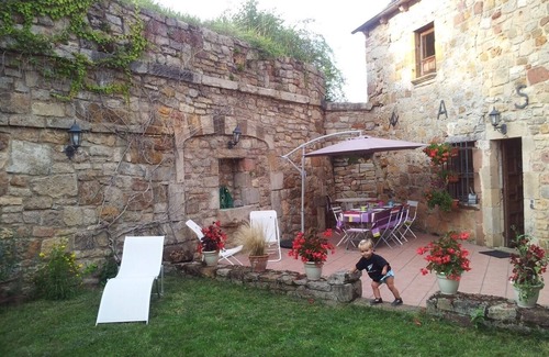 Muret-le-Chateau House | Votre Séjour en Aveyron : Maison de Caractère au Pied D'un Château Médiéval
