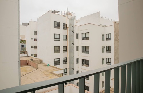 Leuro Apartment | w Inviting 2BR w Balcony in Lively Miraflores