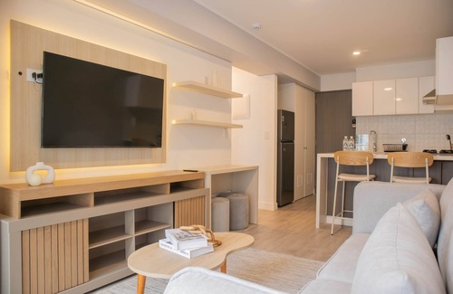 Leuro Apartment | w Sunlit 1BR w Private Balcony in Miraflores