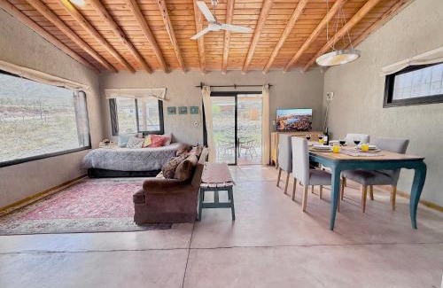 Cacheuta House | Wabi sabi, casita de montaña con pileta