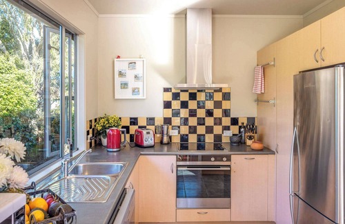 Ostend House | Waiheke Oasis – Your Summer Sanctuary
