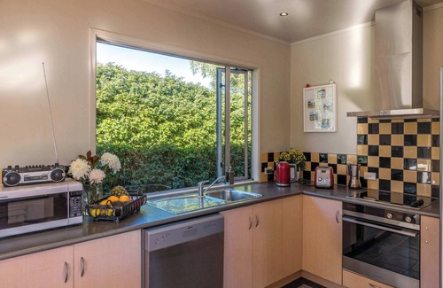 Ostend House | Waiheke Oasis – Your Summer Sanctuary