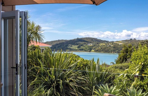 Ostend House | Waiheke Oasis – Your Summer Sanctuary