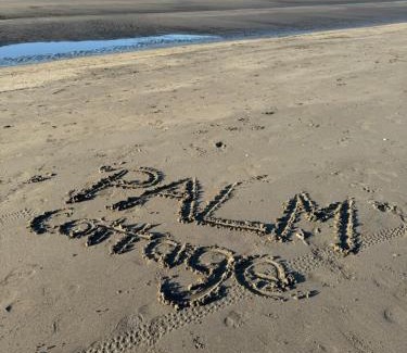 Waikanae House | Waikanae Olde Beach Palm Cottage 2 min to Beach