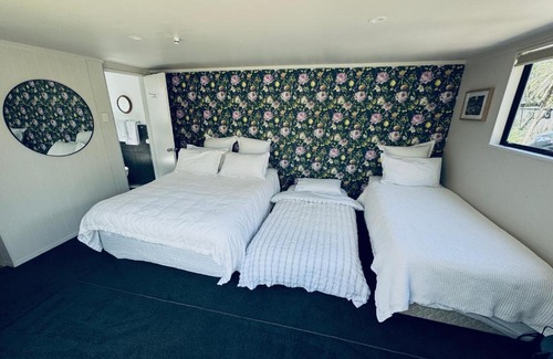 Waikanae House | Waikanae Olde Beach Palm Cottage 2 min to Beach