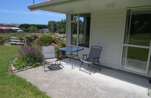 Waikawa House | Waikawa House, lovely modern home in quiet setting
