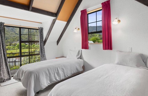 Waikawa House | Waikawa Mountain View - Waikawa Holiday Home