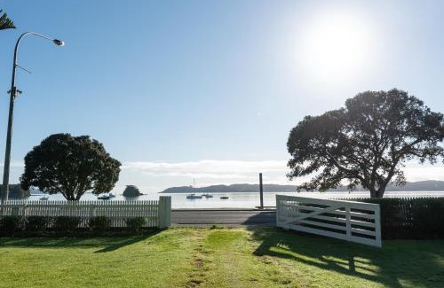 Paihia House | Wairangi Beach Cottage - Paihia Beach House
