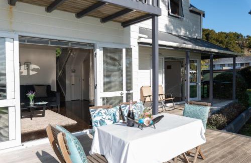 Paihia House | Wairangi Beach Cottage - Paihia Beach House