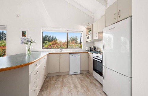 Waitahanui House | Waitahanui Lake House - Lake Taupo Holiday Home
