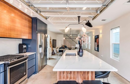 Waller Creek District House | Walk Downtown & Live in Modern Luxury