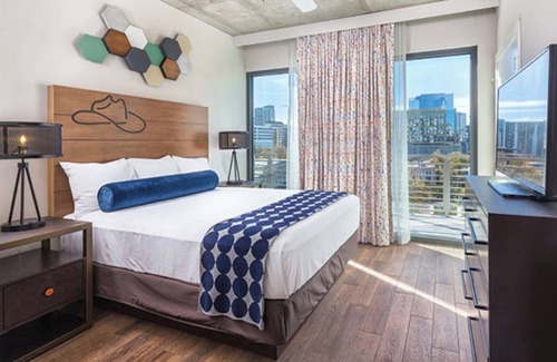 Civic District Resort | Walk to 6th St! Sleeps 6 with Rooftop Pool