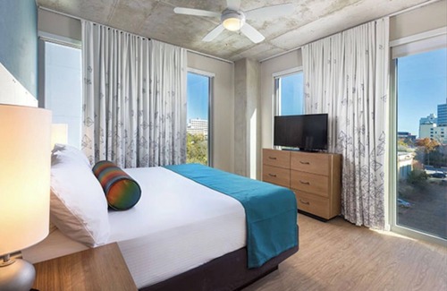 Civic District Resort | Walk to 6th St! Sleeps 6 with Rooftop Pool