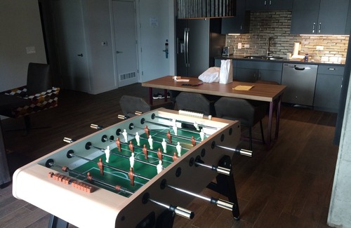 Civic District Resort | Walk to 6th St! Sleeps 6 with Rooftop Pool