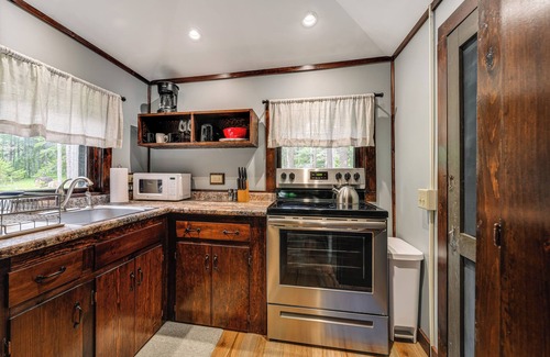 Boothbay Harbor Cabin | Walk to Barrett's Park: Wooded Cabin w/Grill!