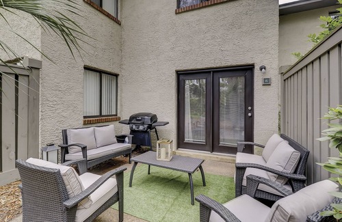 Folly Field House | Walk to Beach. Pet Friendly Townhome. King Bed.
